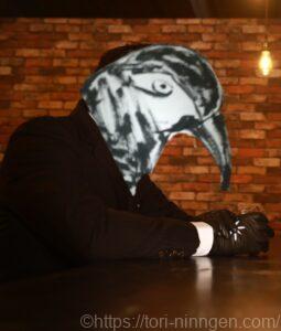 バーでくつろぐ鳥人間の写真