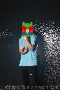 骨法の構えをし、水撮影に挑む鳥人間の写真