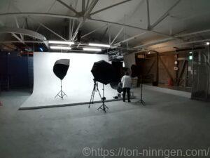 背景が白い壁の撮影スペースの写真