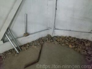 鉄パイプがあるスペースの写真