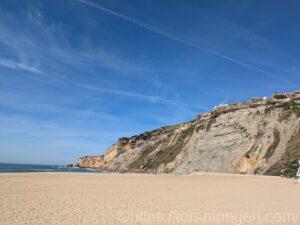 教会から降りた先にある海岸の写真