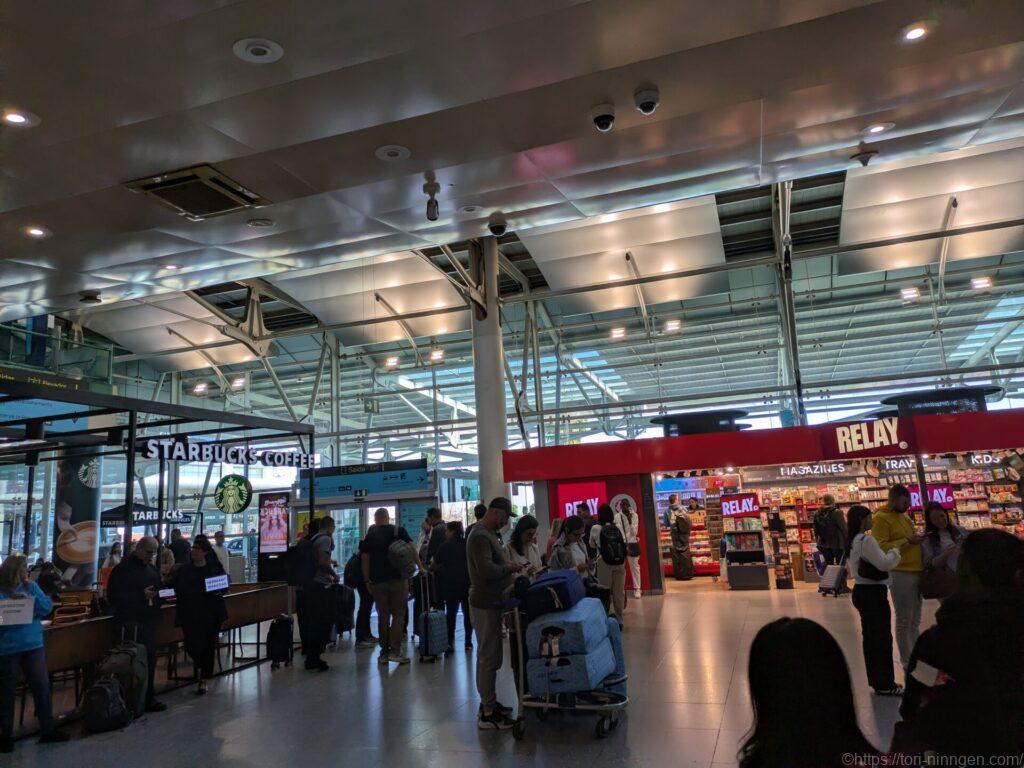 スターバックスなどの店の写真