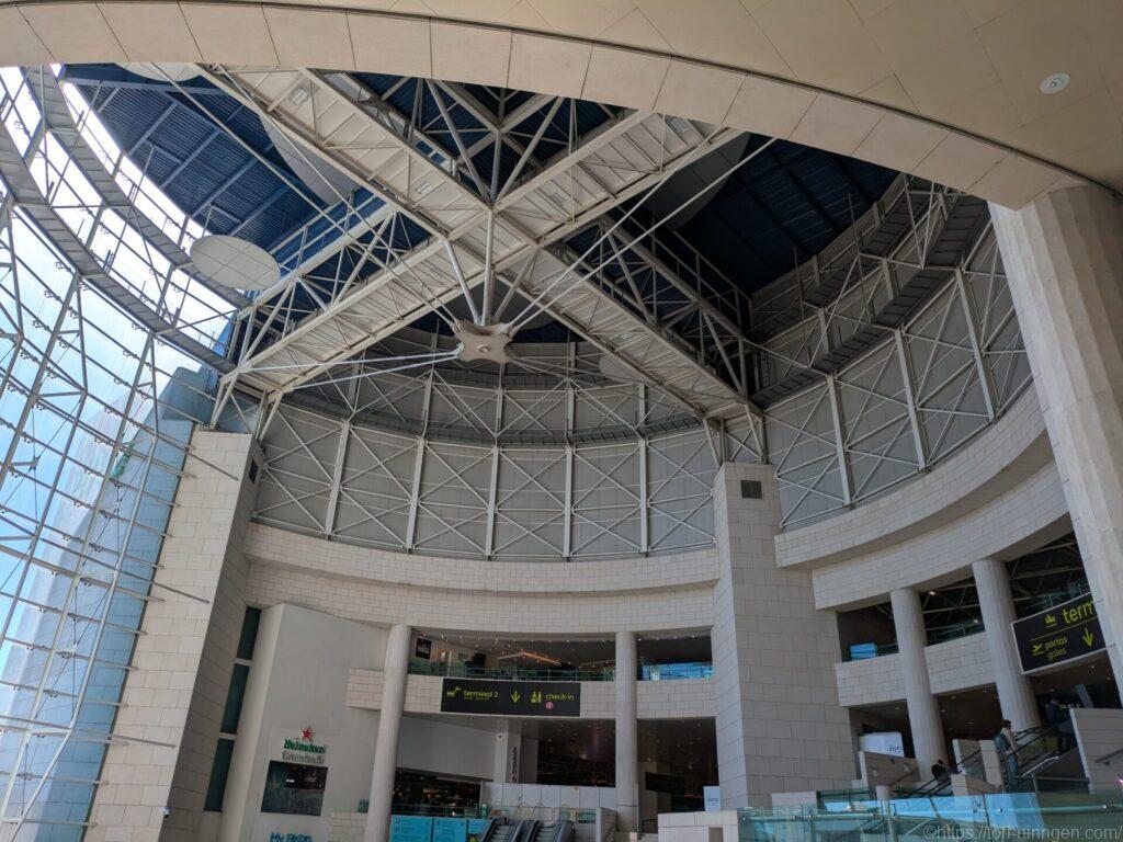 空港の出口付近の写真