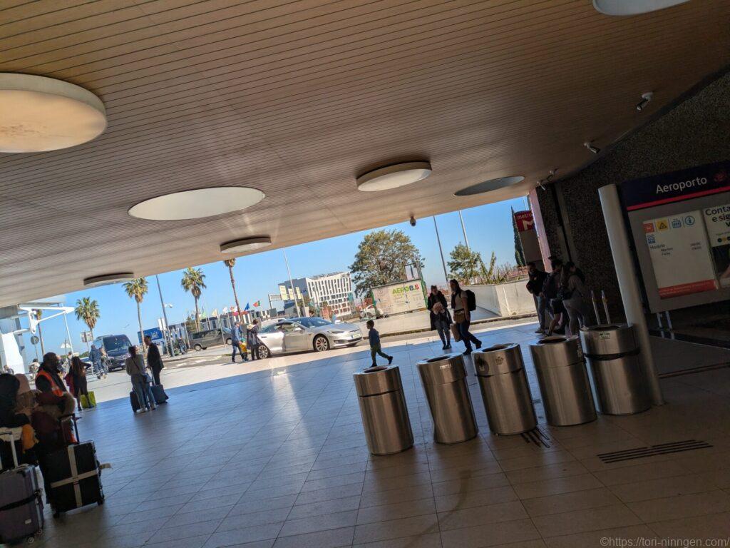 空港の出口から外の風景の写真