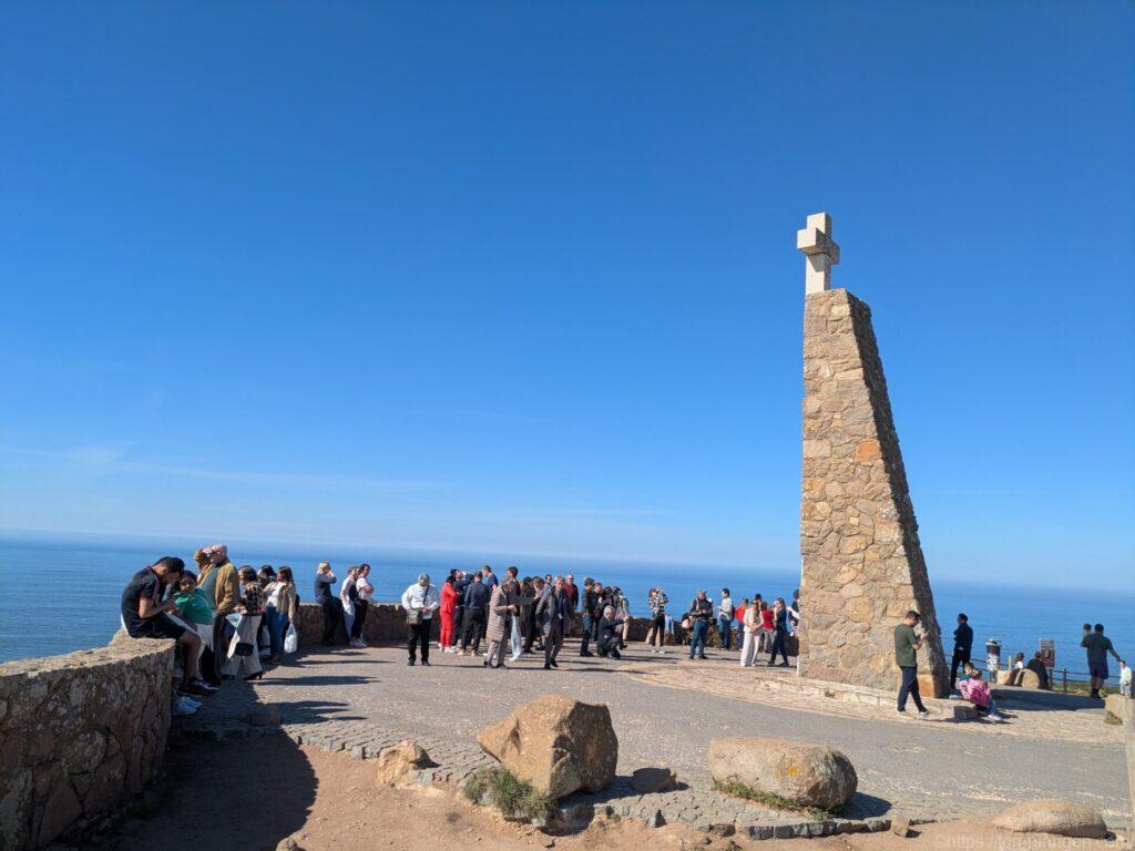 石碑を横から撮影した写真
