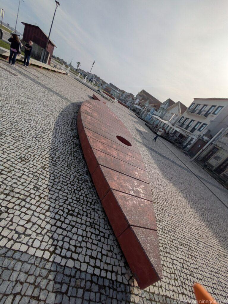 魚の形のベンチ